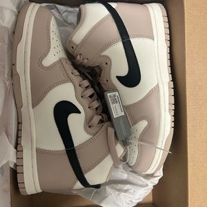 NIKE DUNK SZ 6 woman